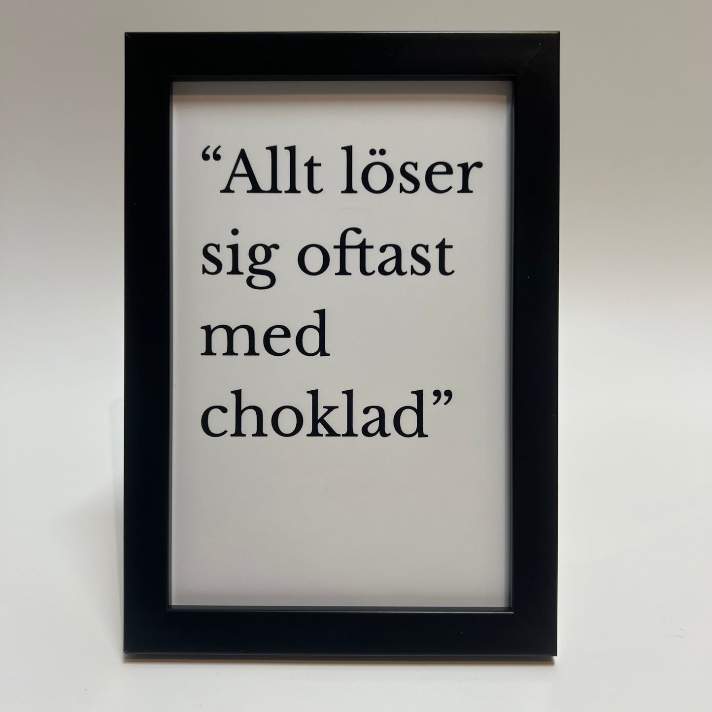 "Allt löser sig, oftast med choklad" - Tavla